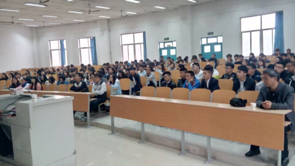 同学们认真聆听讲座