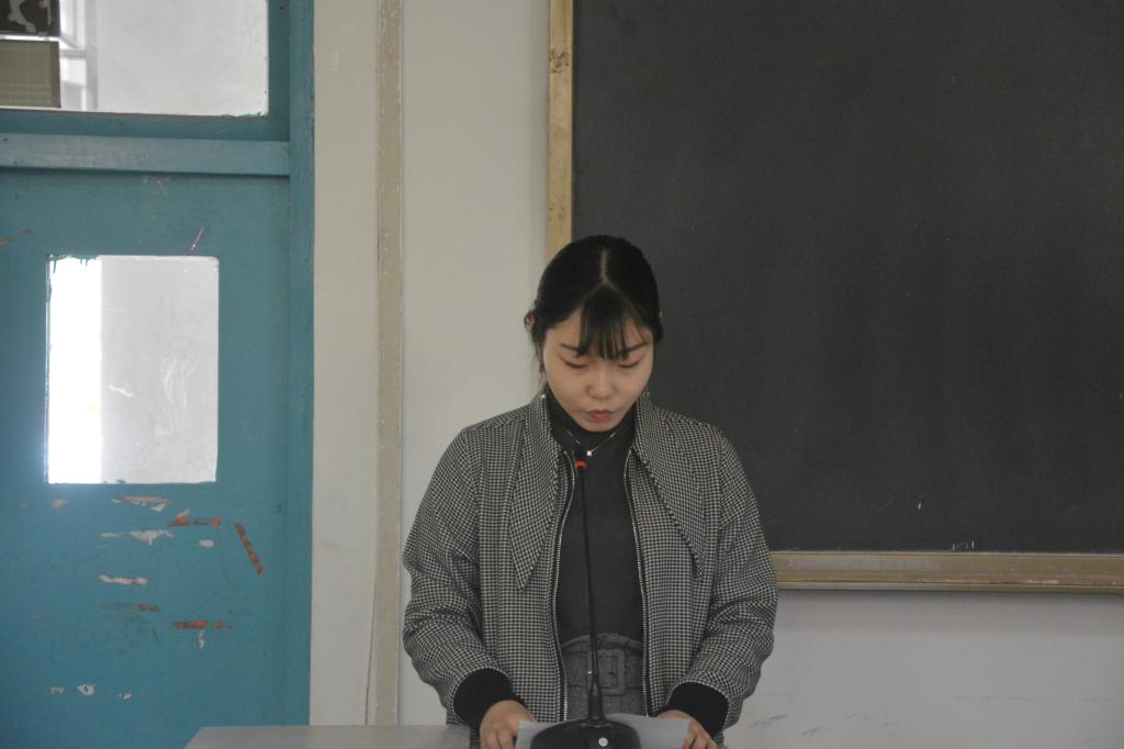 学生会干部汇报工作(4)