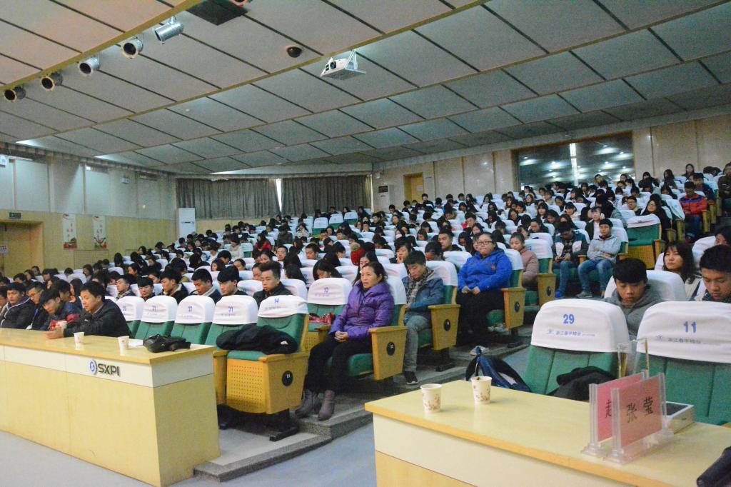 同学们认真聆听讲座