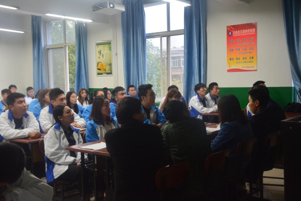 几位党员老师认真讨论14名预备党员的转正问题