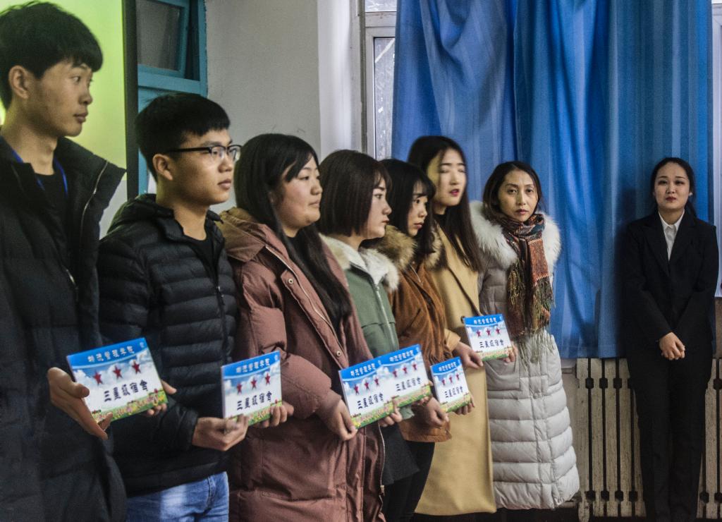 获奖宿舍代表合影留念