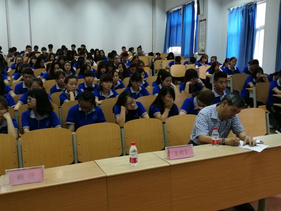 同学们认真聆听讲座