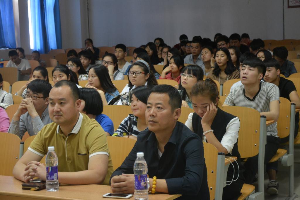 同学们认真聆听讲座