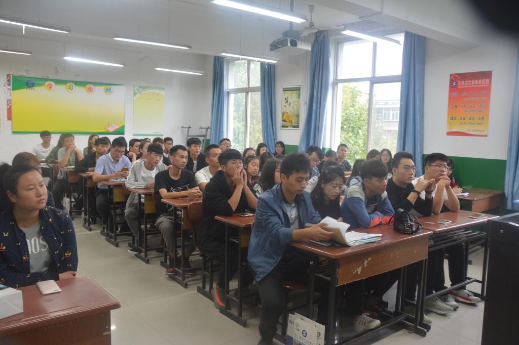 2017级新生班主任及助理认真记录会议内容