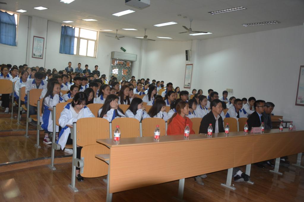 同学们认真聆听