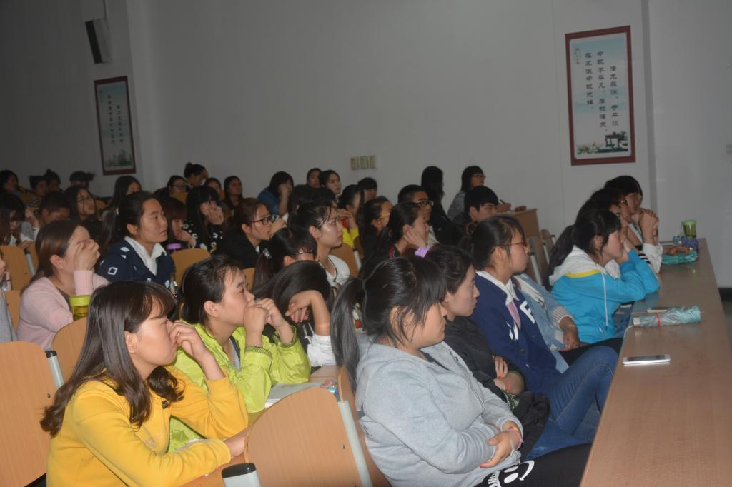 同学们认真聆听宣讲会