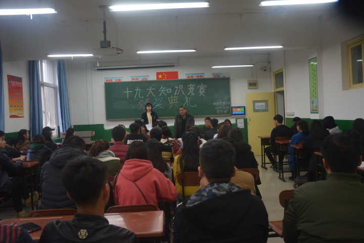 王尚宏主任对获奖学生提出表扬