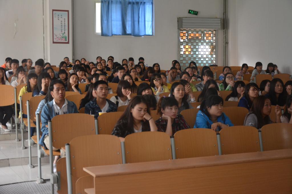 同学们认真聆听宣讲