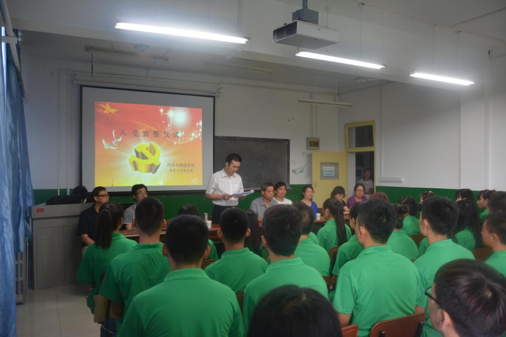 学院组织部干部科侯涛科长宣读党委批复