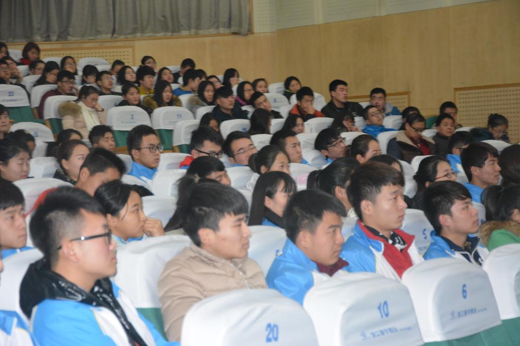 学生们认真聆听讲座