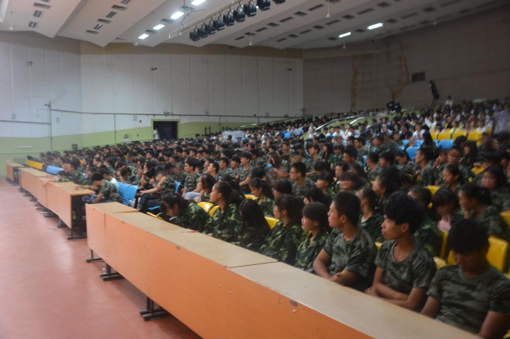 1300余名新生认真聆听开学第一课