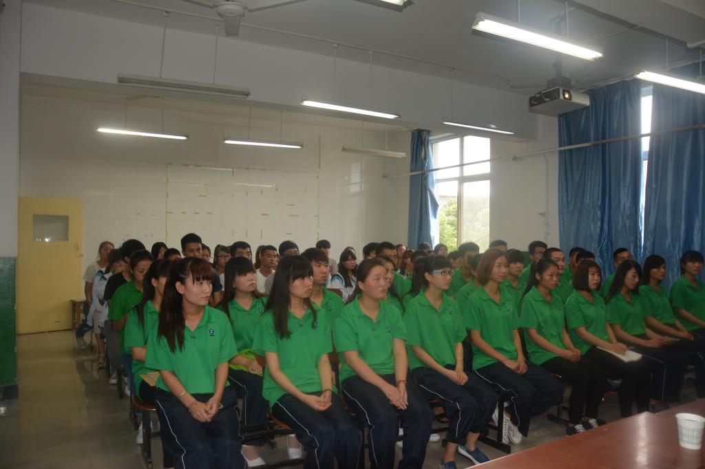 全体学生党员参加宣誓仪式