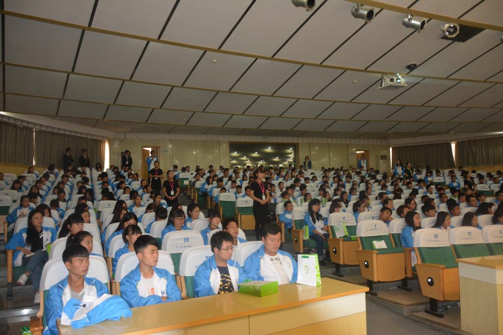 同学们认真聆听讲座