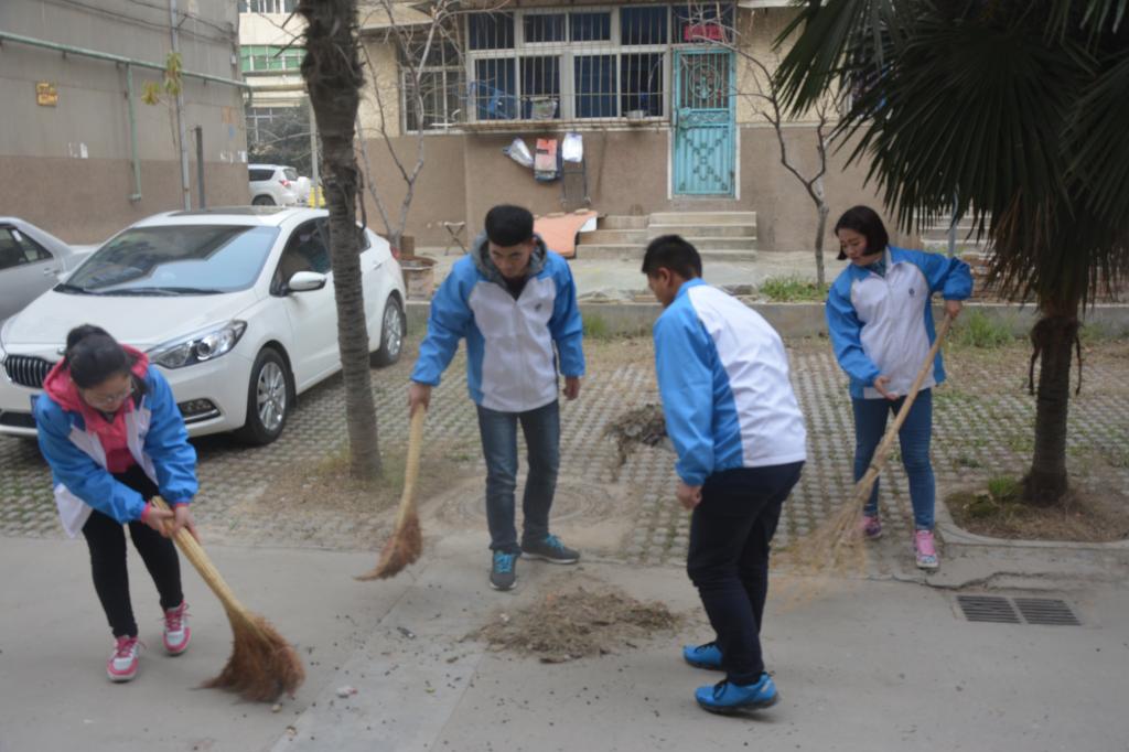 志愿者们认真打扫