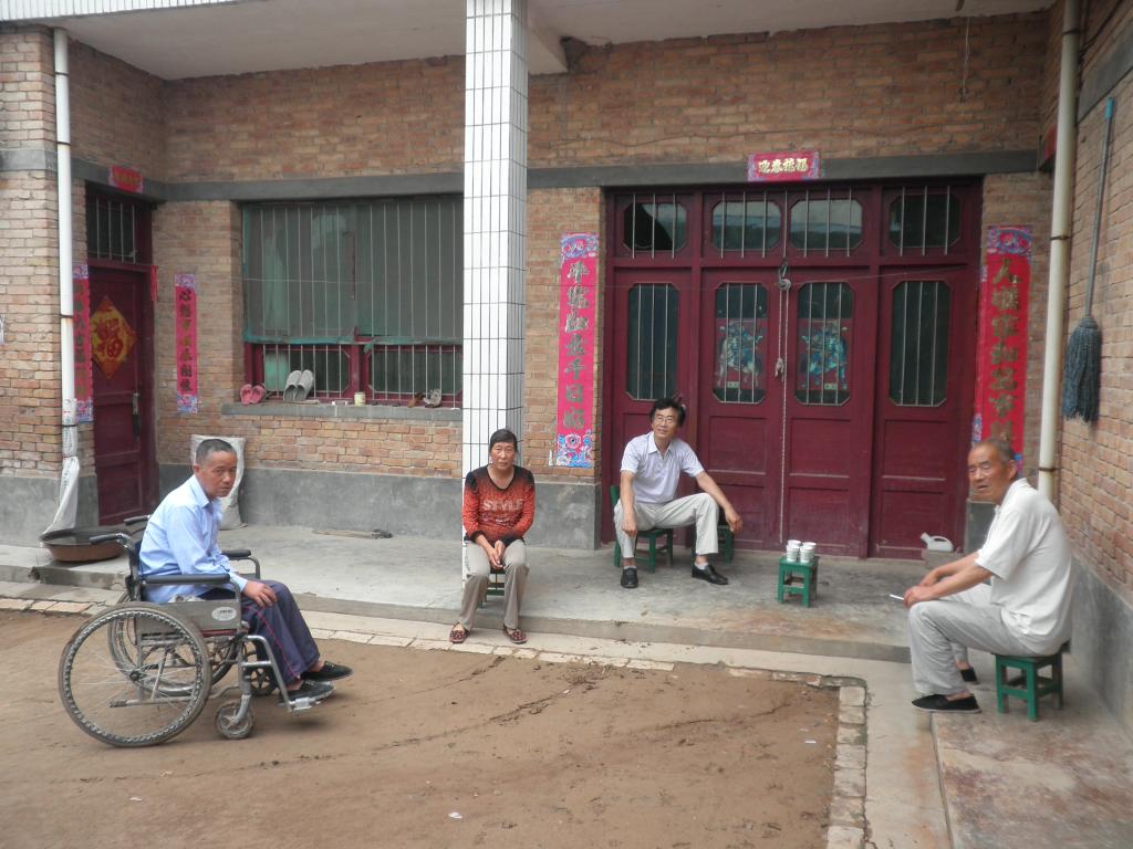 走访教师与学生家长亲切交流