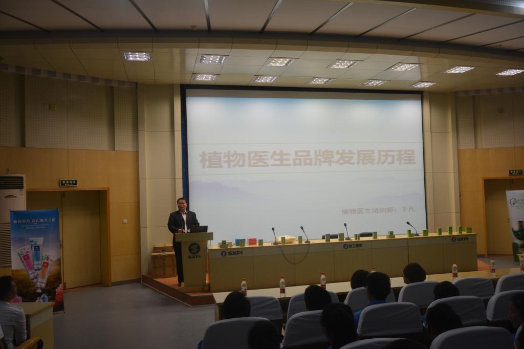 汽车与物流学院营销策划教研室主任颜伟