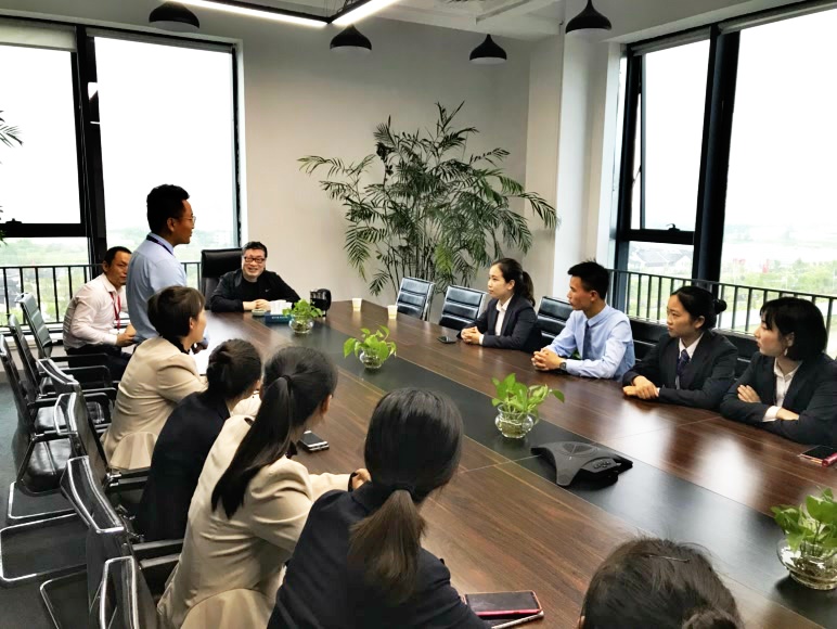 李院长在鑫铭行房地产公司亲切慰问学生