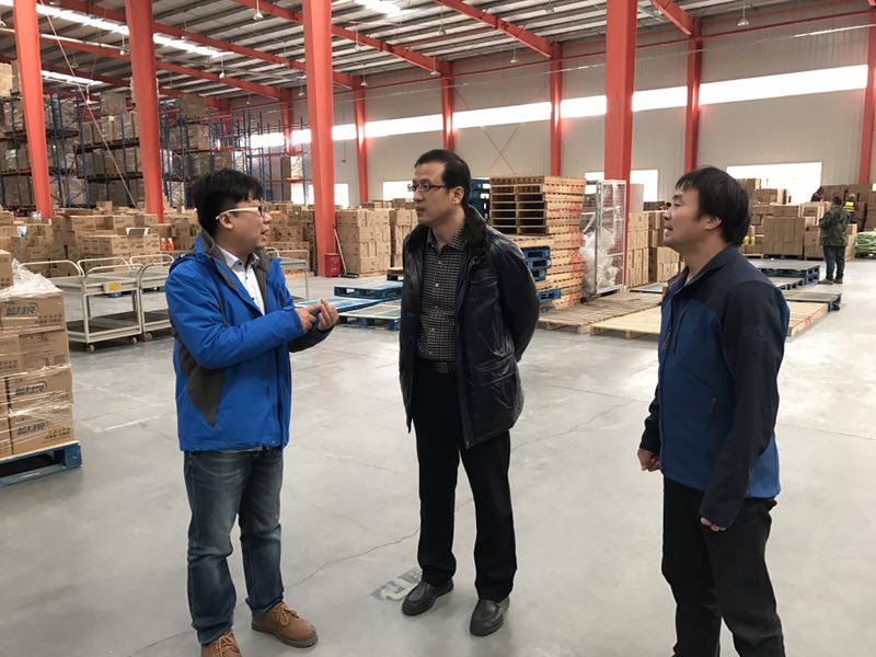 仓库内与校、企指导教师合影