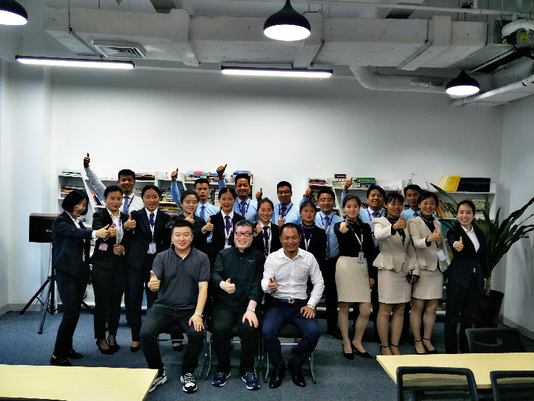 李院长与我院毕业生和鑫铭行公司领导合影